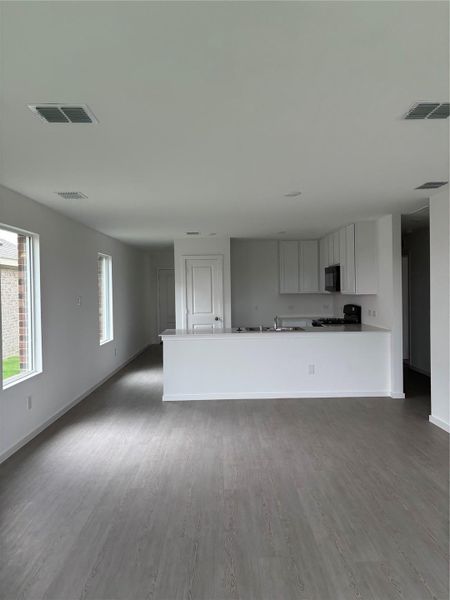 Spacious, unfurnished interior of a new home in Avalon Ridge: Cottage, Conroe (Image 26).
