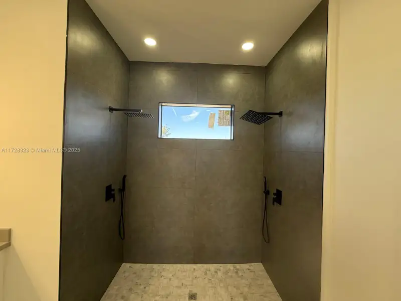 Spacious, unfurnished interior of a new home in , Cape Coral (Image 10).