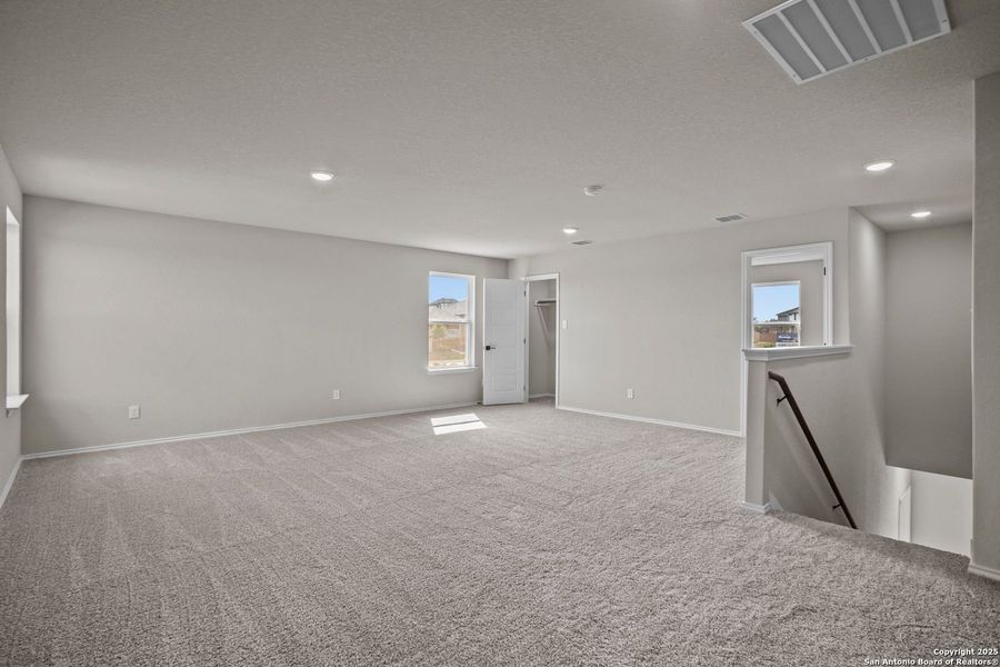 Spacious, unfurnished interior of a new home in Comanche Ridge, San Antonio (Image 33).