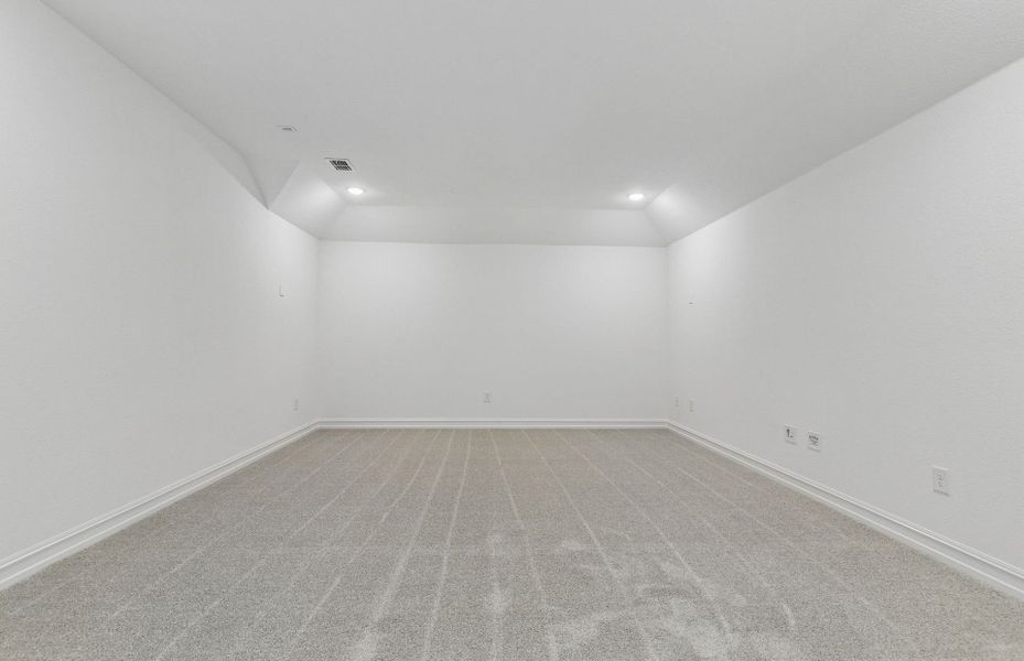Representative unfurnished interior of a home built from the Harvard by Pulte Homes in Ribbonwood, Aubrey (Image 18).