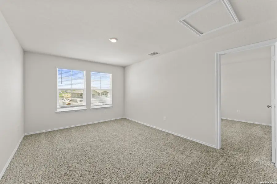 Spacious, unfurnished interior of a new home in Laurel Vistas, San Antonio (Image 29).