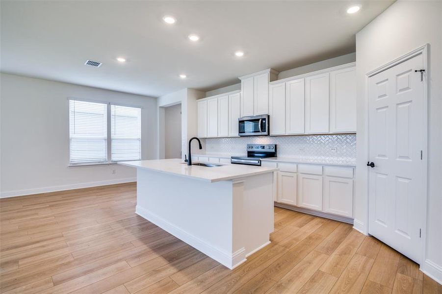 Furnished interior view inside a new home in Cottonwood Creek, Seagoville (Image 4).
