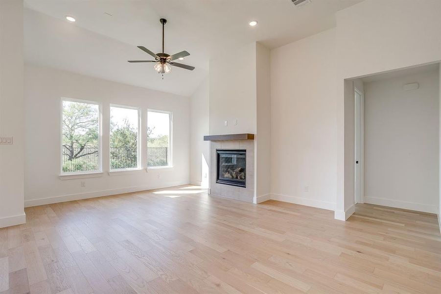 Spacious, unfurnished interior of a new home in Pecan Grove, Burleson (Image 27).