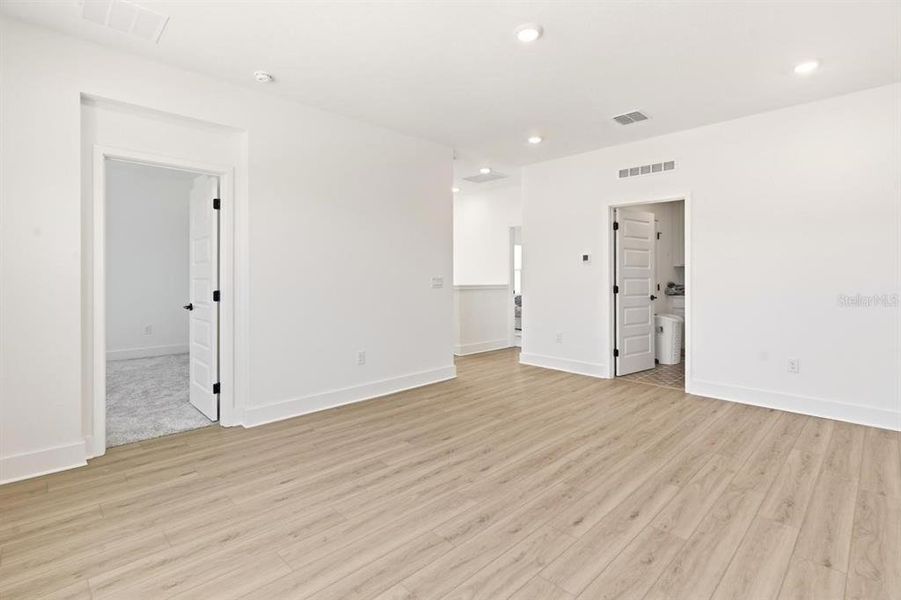 Spacious, unfurnished interior of a new home in , Winter Garden (Image 22).