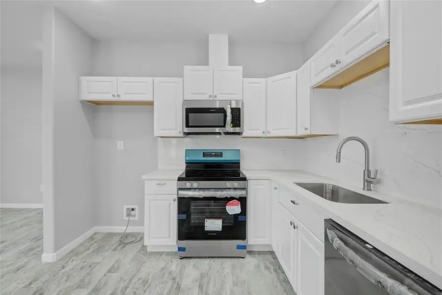 Furnished interior view inside a new home in , Freeport (Image 9).