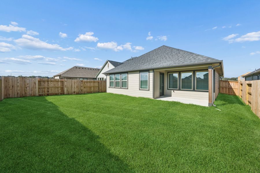 Exterior details and patio area of a home in Riviera Pines, Huffman (Image 4).