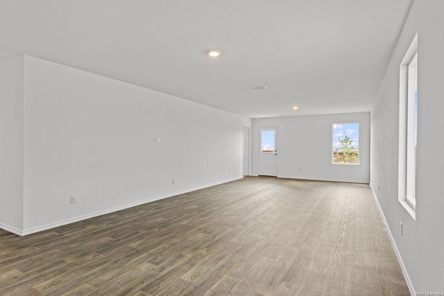 Spacious, unfurnished interior of a new home in Avenida, Converse (Image 15).