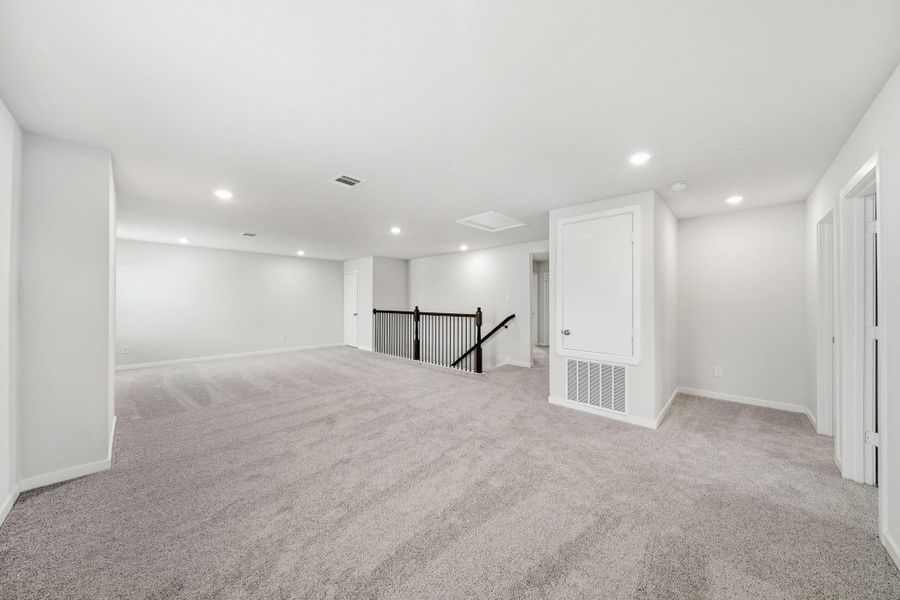Spacious, unfurnished interior of a new home in Country Creek, Mont Belvieu (Image 10).