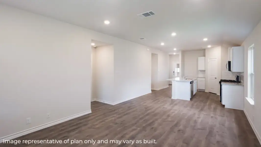 Spacious, unfurnished interior of a new home in Heritage Crossing, Corpus Christi (Image 18).