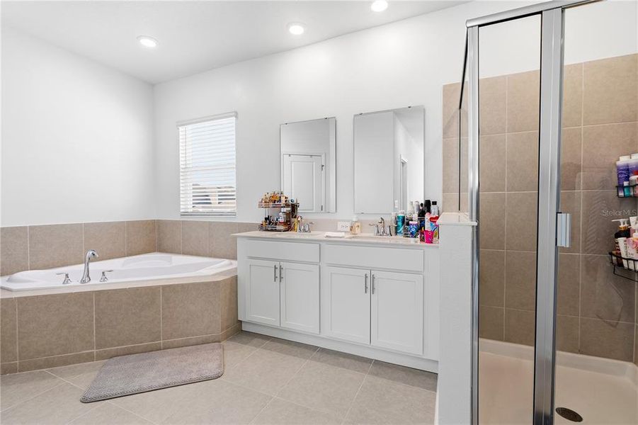 Furnished interior view inside a new home in Wellness Ridge, Clermont (Image 5).