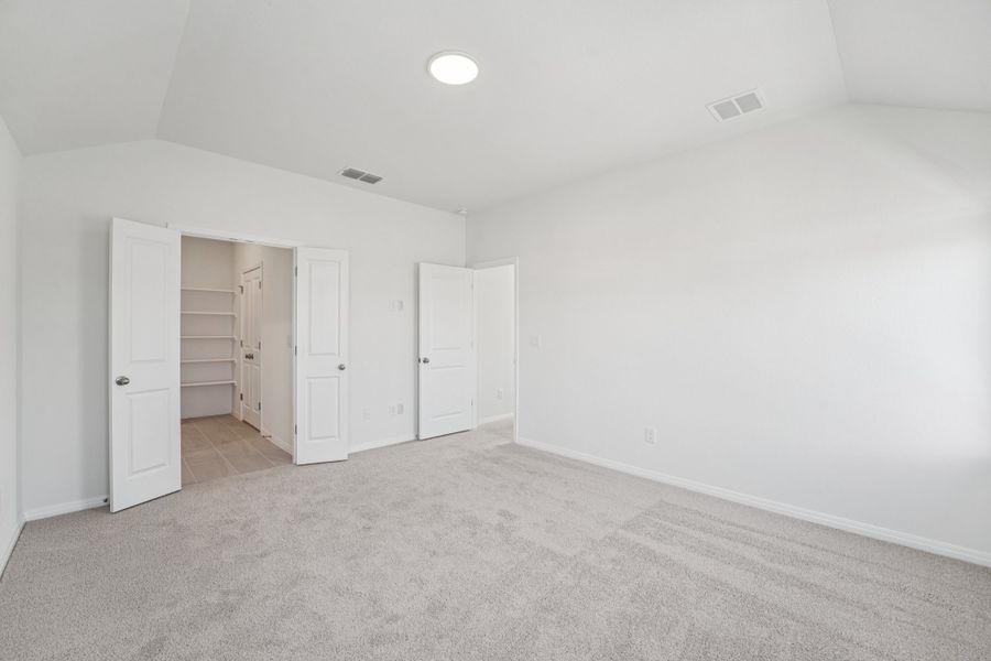 Spacious, unfurnished interior of a new home in Porter Country, Buda (Image 30).