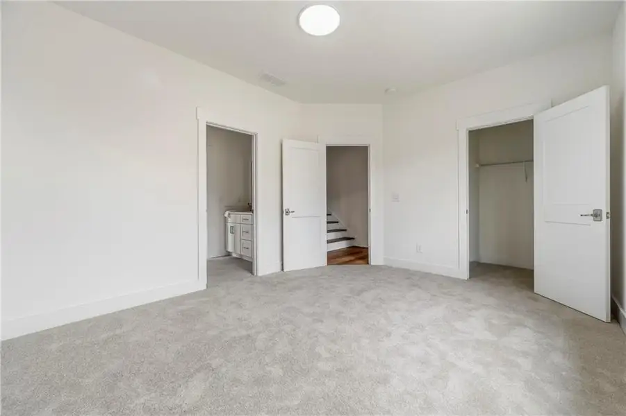 Spacious, unfurnished interior of a new home in , Gainesville (Image 28).