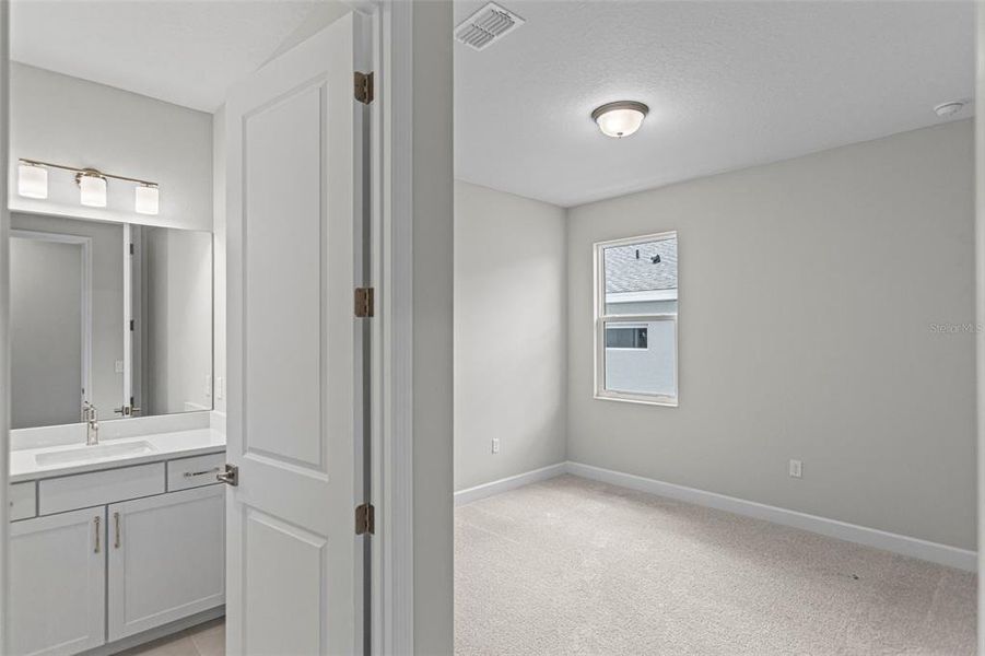 Spacious, unfurnished interior of a new home in Cresswind at Hammock Oaks, Lady Lake (Image 18).