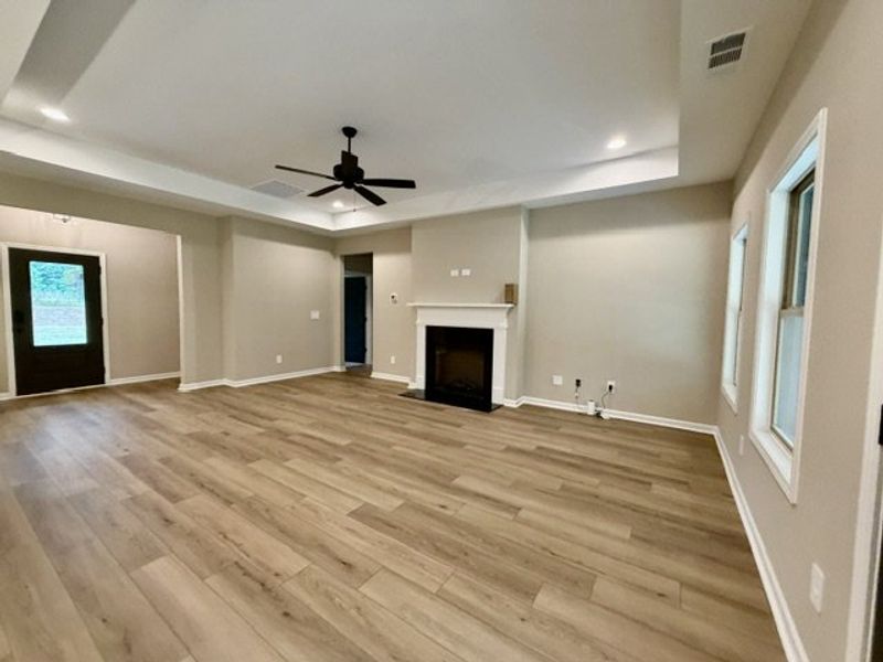Spacious, unfurnished interior of a new home in Oakview, Pine Mountain (Image 11).