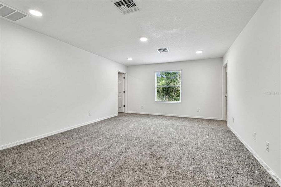 Spacious, unfurnished interior of a new home in Meadow Oaks, Hudson (Image 26).