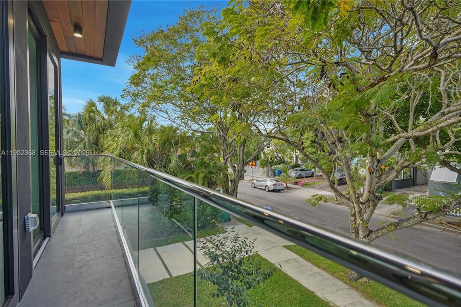 Exterior details and patio area of a home in , Miami (Image 26).