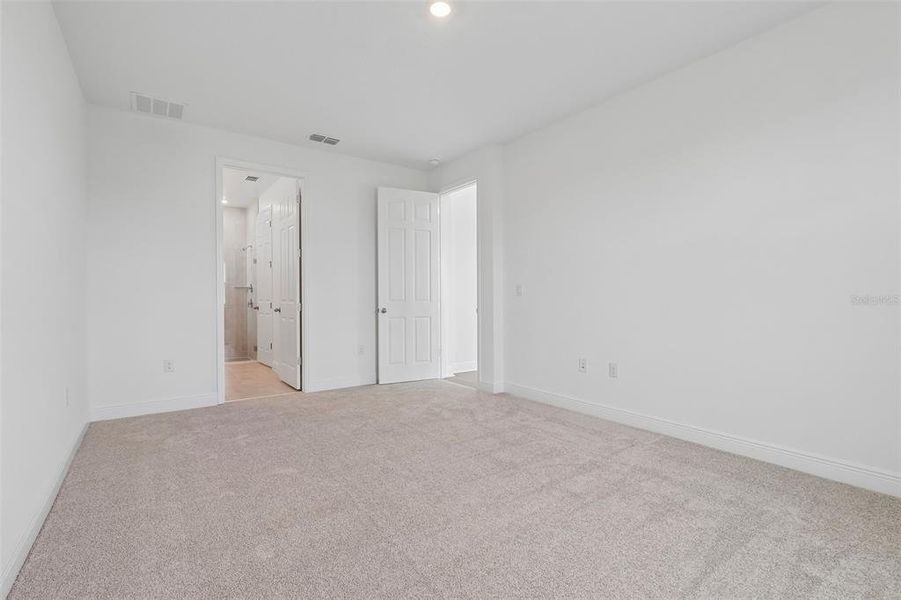 Spacious, unfurnished interior of a new home in , Mount Dora (Image 15).