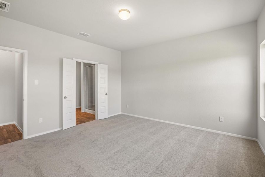 Spacious, unfurnished interior of a new home in Cloverleaf, Austin (Image 16). Spacious, unfurnished interior of a new home in Cloverleaf, Austin (Image 16).