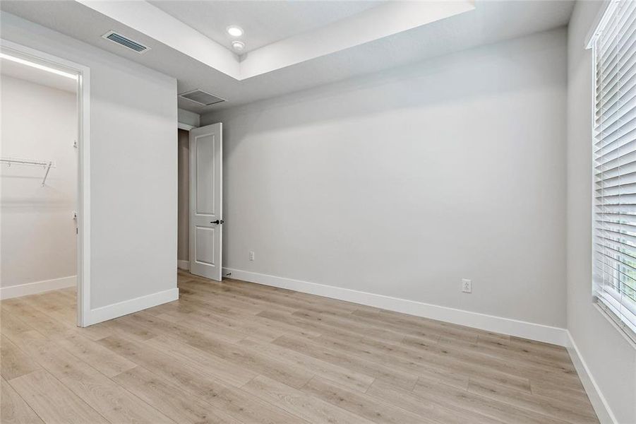 Spacious, unfurnished interior of a new home in , Tampa (Image 31).