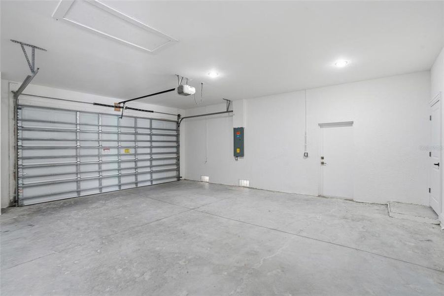 Spacious, unfurnished interior of a new home in , Cape Coral (Image 51).