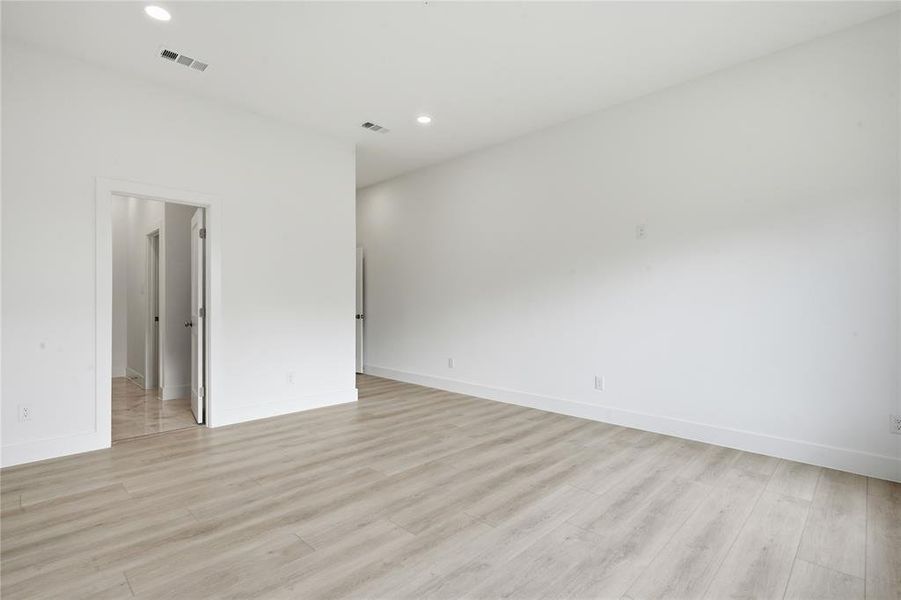 Spacious, unfurnished interior of a new home in , Dallas (Image 18).