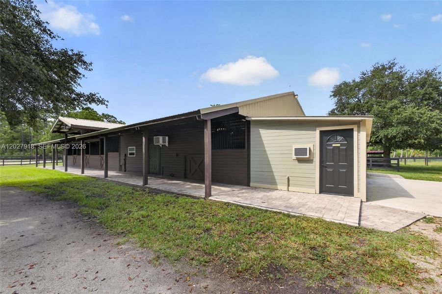 Exterior details and patio area of a home in , Palm Beach Gardens (Image 61).