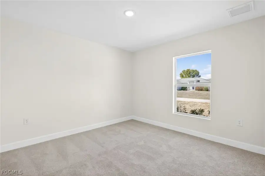 Spacious, unfurnished interior of a new home in Cape Coral, Cape Coral (Image 19).
