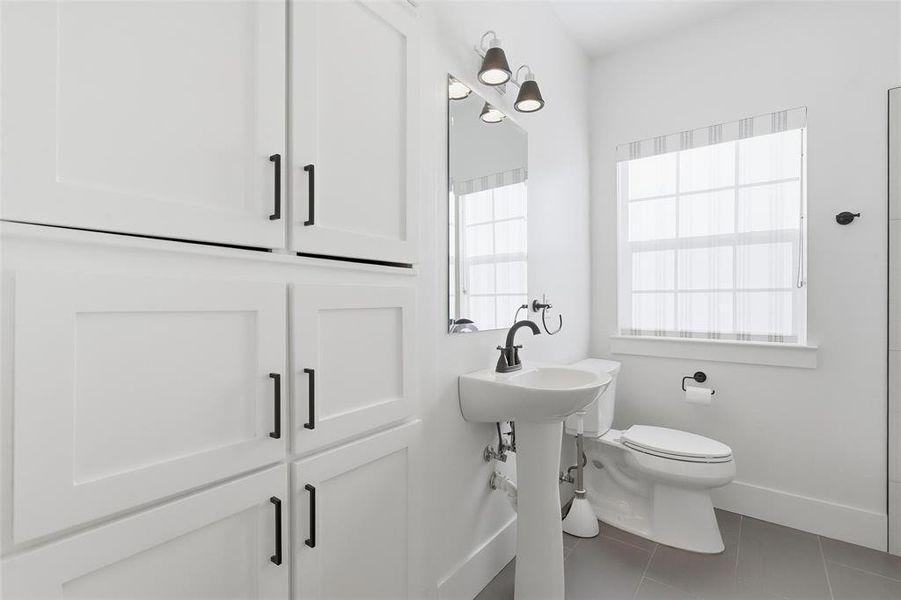 Furnished interior view inside a new home in , Cleburne (Image 7).