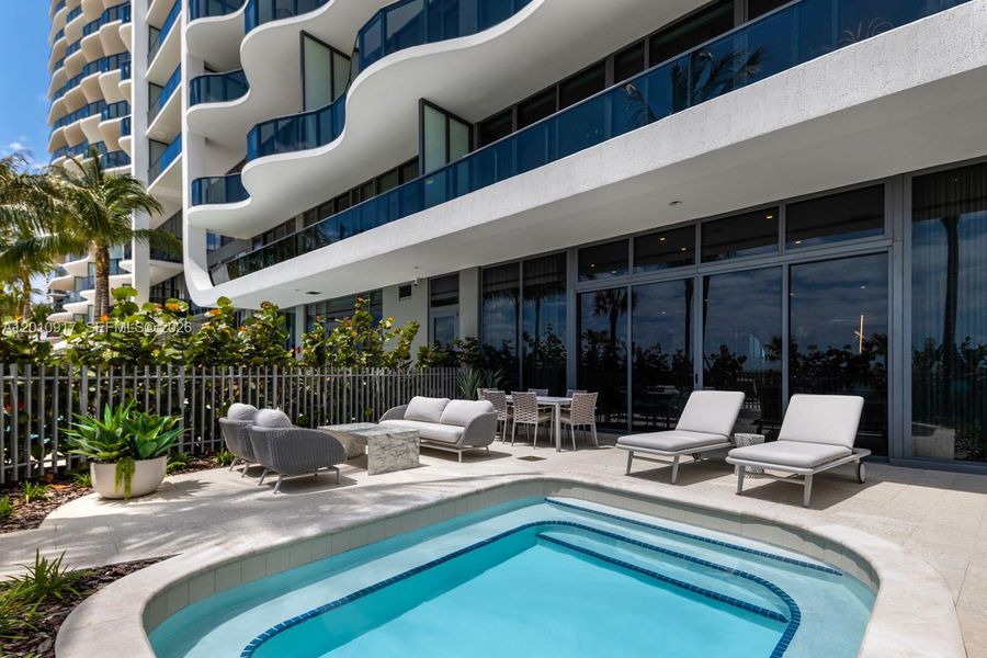 Condo located in Pompano Beach, FL showcasing its design and architecture (Image 3).