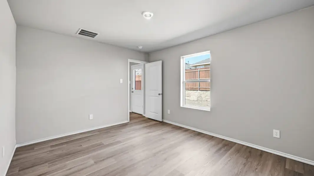 Spacious, unfurnished interior of a new home in The Canyons, Keene (Image 20).