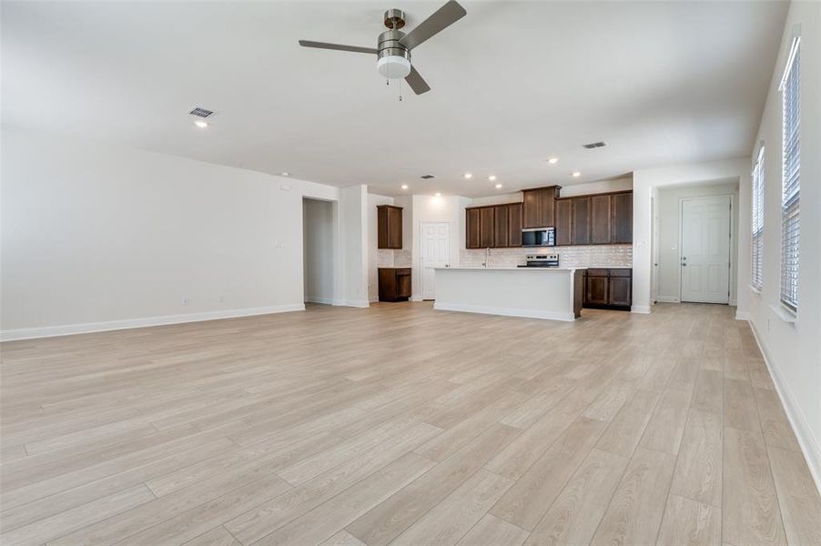 Spacious, unfurnished interior of a new home in Cottonwood Creek, Seagoville (Image 9). Spacious, unfurnished interior of a new home in Cottonwood Creek, Seagoville (Image 9).
