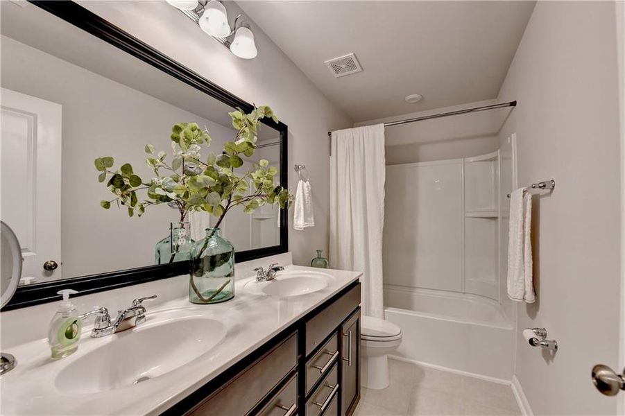 Furnished interior view inside a new home in Haverhill Farms, Bethlehem (Image 17).