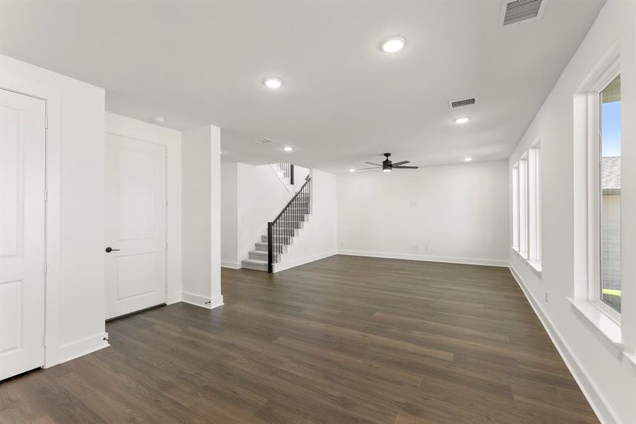 10. 4100 Explorer - Dining (2)