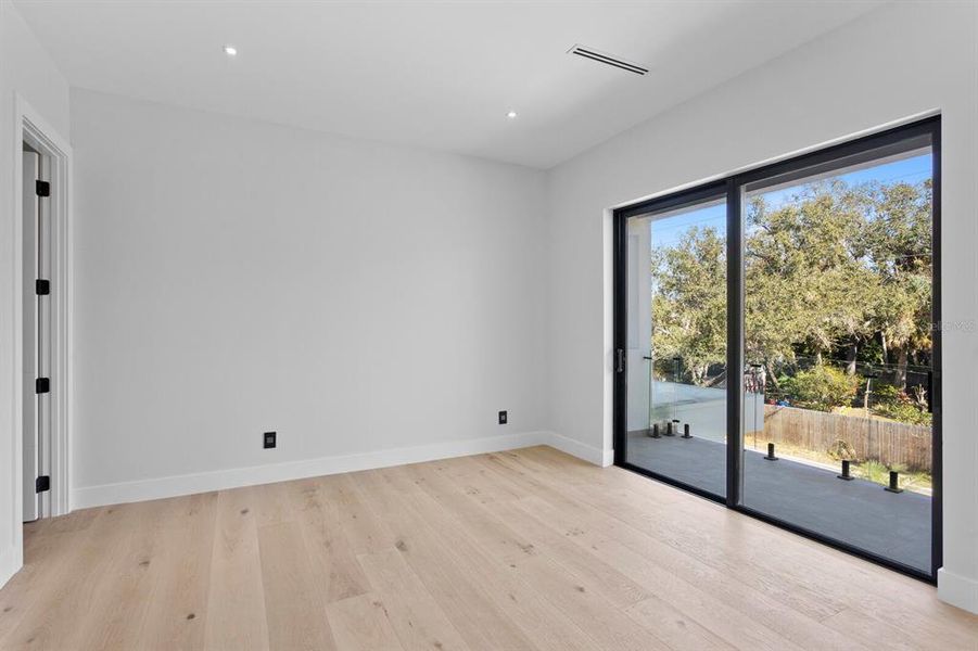 Spacious, unfurnished interior of a new home in , Sarasota (Image 25).