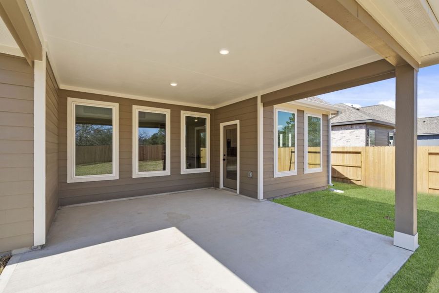Exterior details and patio area of a home in Hunters Crossing, Sealy (Image 3).