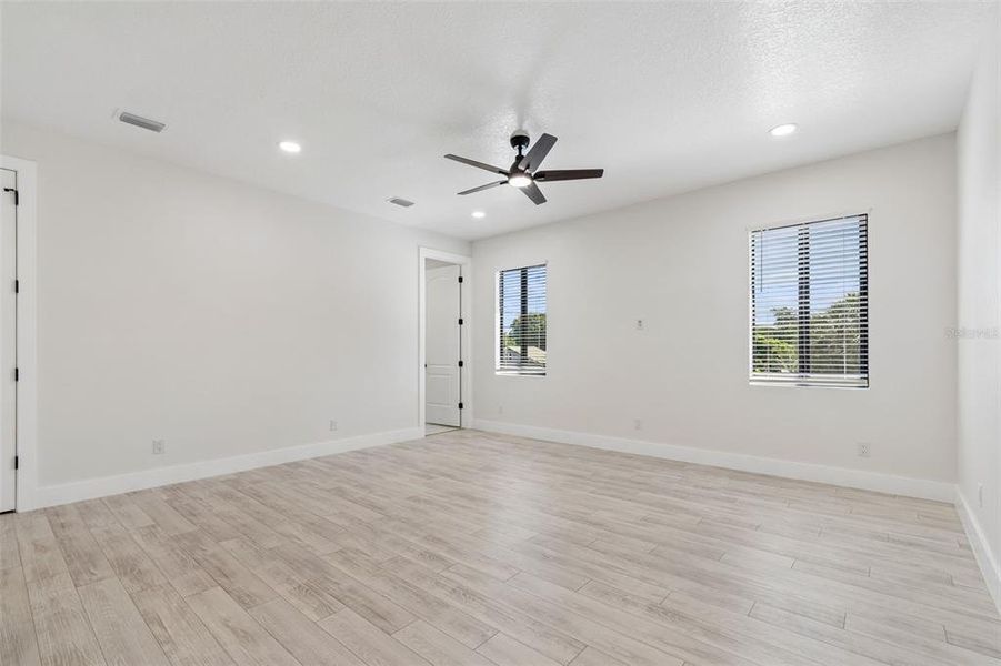 Spacious, unfurnished interior of a new home in , Tampa (Image 69).