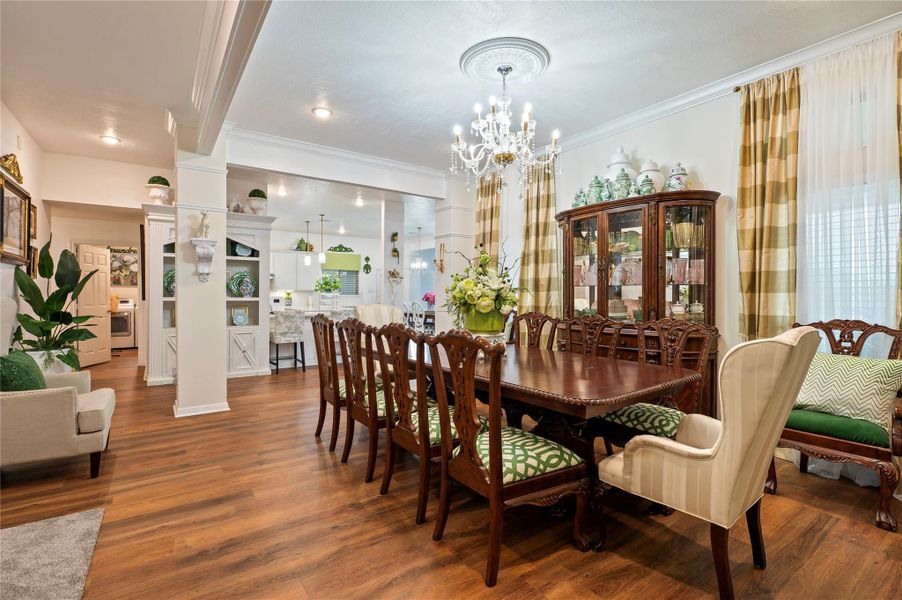 Columns and ceiling beams to highlight dining area Columns and ceiling beams to highlight dining area