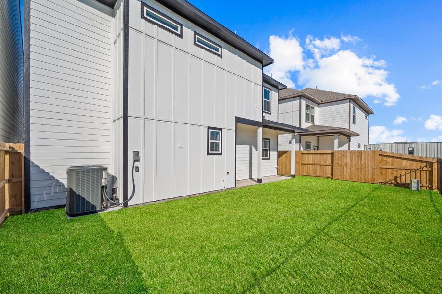 Exterior details and patio area of a home in Metro Village, Houston (Image 20).