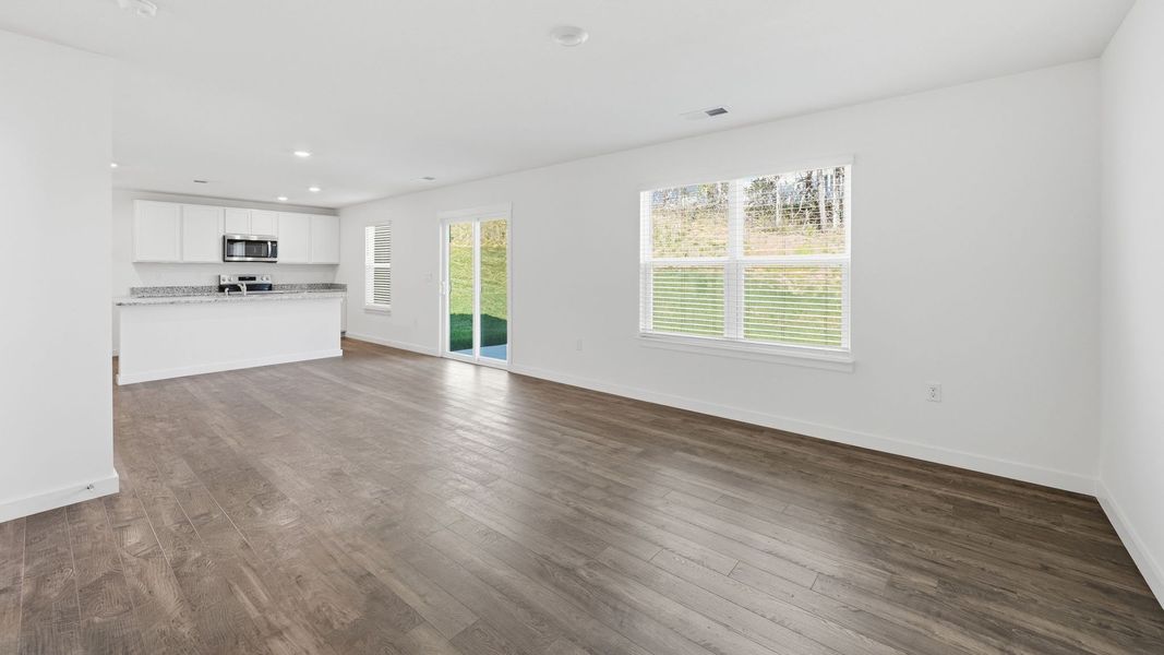 Spacious, unfurnished interior of a new home in Emory Creek, Harriman (Image 16).