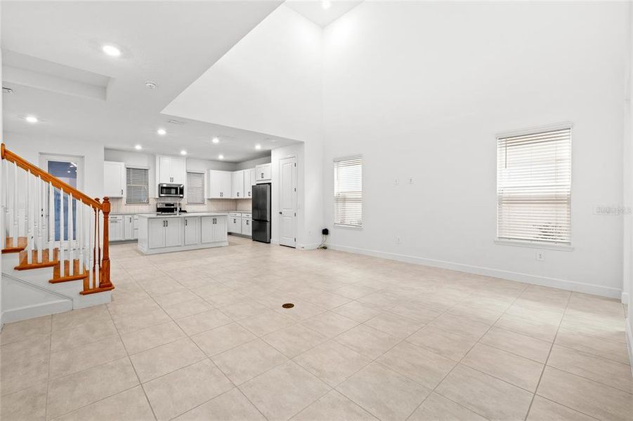 Spacious, unfurnished interior of a new home in Harvest At Ovation 50s, Winter Garden (Image 15).