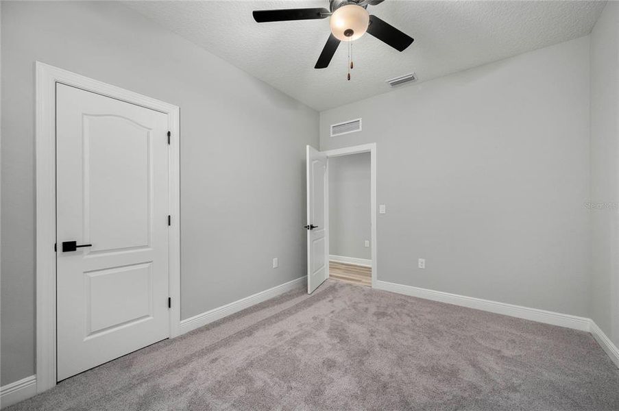 Spacious, unfurnished interior of a new home in Reunion Village, Kissimmee (Image 7).