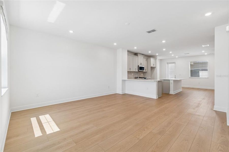 Spacious, unfurnished interior of a new home in SeaFlower, Bradenton (Image 17).