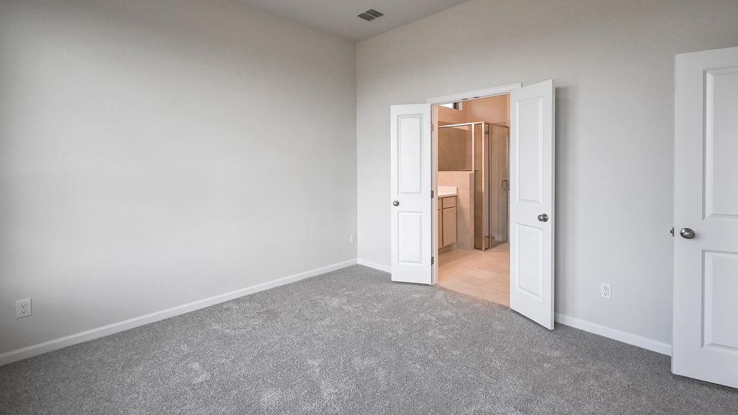 Spacious, unfurnished interior of a new home in Crosswinds 40', Kyle (Image 15).