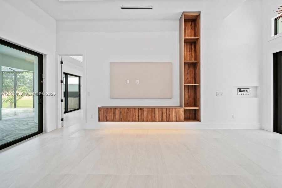 Spacious, unfurnished interior of a new home in , Cape Coral (Image 47).