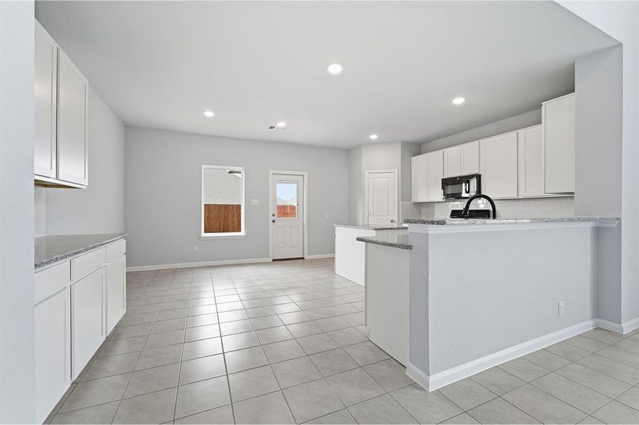 Furnished interior view inside a new home in Saddlebrook Estates, Waxahachie (Image 6).