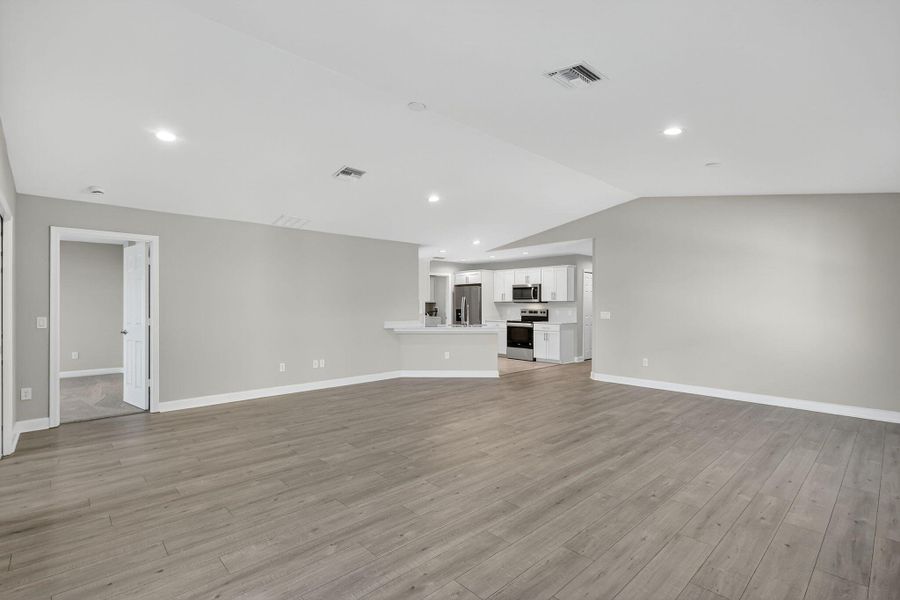 Spacious, unfurnished interior of a new home in , Fort Pierce (Image 14).
