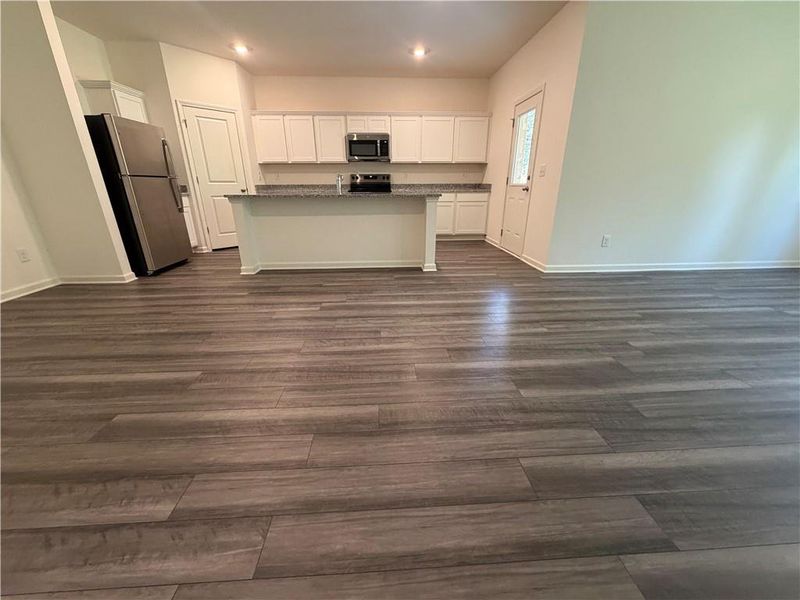Spacious, unfurnished interior of a new home in Kendall Grove, McDonough (Image 5).