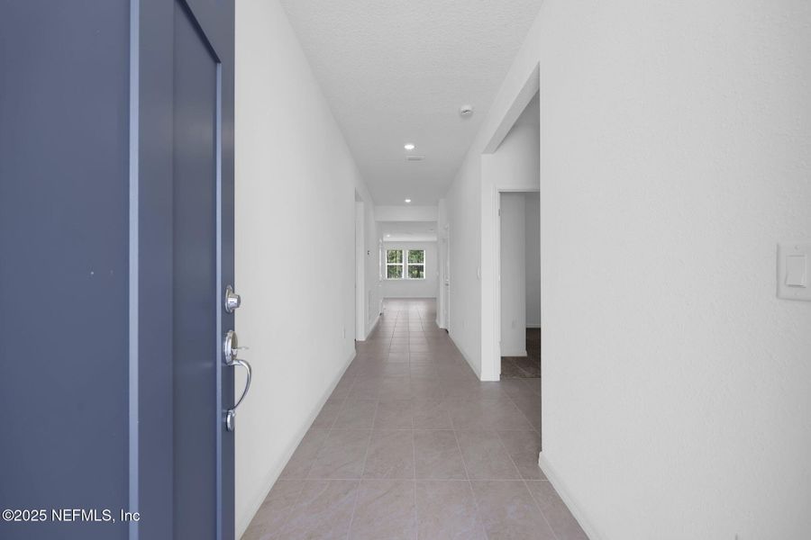 Spacious, unfurnished interior of a new home in Hyland Trail, Green Cove Springs (Image 12).