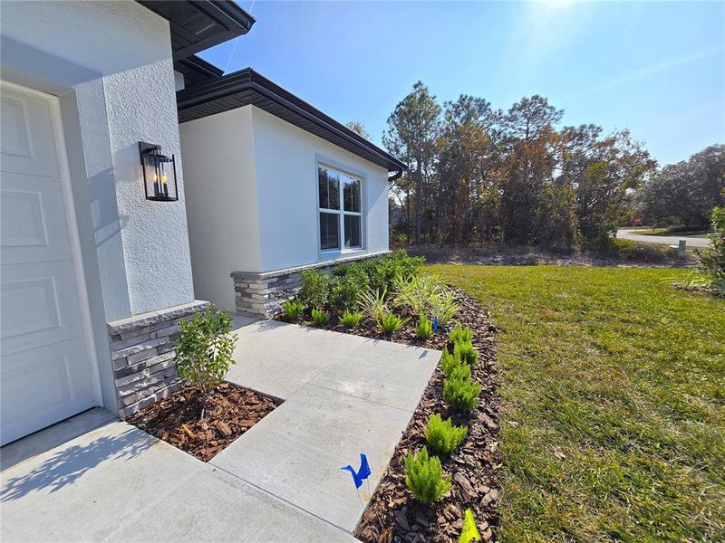 Exterior details and patio area of a home in , Homosassa (Image 33).