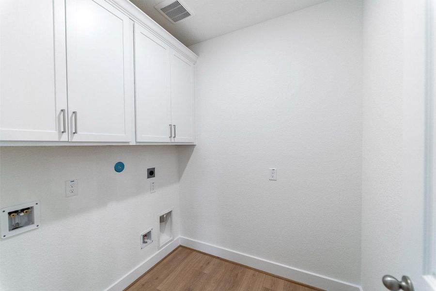 Spacious, unfurnished interior of a new home in Sunterra, Katy (Image 10).